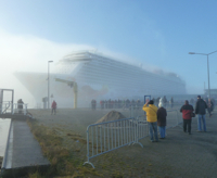 Gemeisterte Nebelfahrt: Die "Norwegian Getaway" passiert das Emssperrwerk