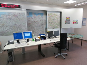 Überwachungsraum mit Computern und Landkarten im Lagezentrum der Betriebsstelle Hildesheim