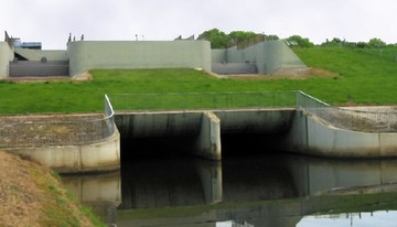 Auslaufbauwerk zur Wasserstandsregelung im Reservebecken