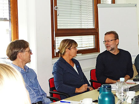 Dr. Jan Sliva (rechts) diskutiert mit Susanne Brosch (NLWKN) und Günter Wendland (Region Hannover).
