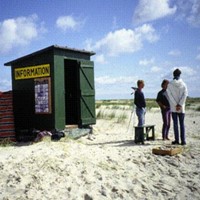 Zivildienstleistende bei einer Infohütte auf Juist_isb