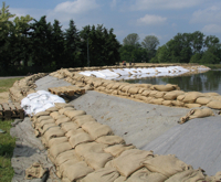 Provisorischer Deich in Neu Darchau beim Elbehochwasser Juni 2013