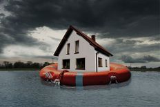 Haus mit Rettungsring im Hochwasser