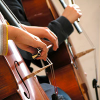 Kinder spielen Cello