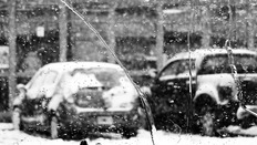 Autos im Schnee mit Sicht aus einer verregneten Autoscheibe