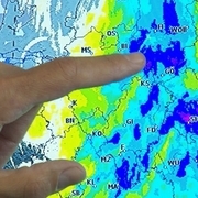 Die Hochwasservorhersagezentrale beobachtet das Wettergeschehen und nutzt komplexe Wetterprognosen und Radardaten des Deutschen Wetterdienstes, die eine wichtige Grundlage für die Hochwasservorhersageberechnung darstellen. (Foto: NLWKN)