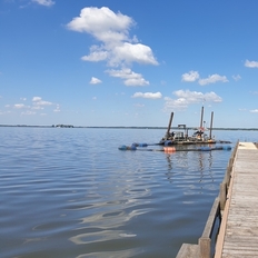 Steganlage am Steinhuder Meer, im Hintergrund ein Saugbagger