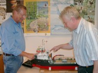 Modellbauer Weikert und Dirk Oberliesen vor dem Modell