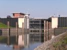 Geschlossenes Sturmflutsperrwerk Abbenfleth an der Elbe, binnenseitiger Blick