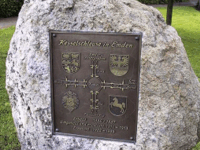 Bronzeplakette eingelassen in Naturstein mit Informationen der Kesselschleuse Emden