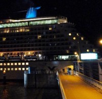 "Celebrity Silhouette" passiert Emssperrwerk