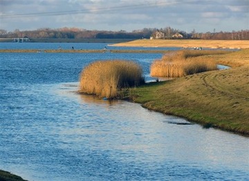 Blick über Absetzbecken und Hauptbecken des Hochwasserrückhaltebeckens Alfhausen-Rieste