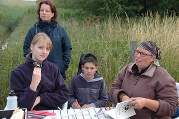 Ina Hilbrands, Sönke Meyer und Nicole Stöber nehmen die Daten eines Buchfinks auf, hinten Gabi Hartz-Kruckenberg