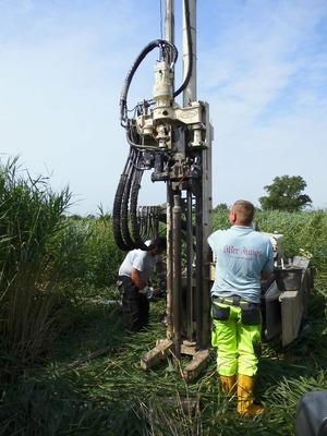 Kettenfahrzeug mit Bohrvorrichtung (Typ: Geoprobe Model 7822DT); das Bohrgerät wird in die richtige Position gefahren und der verrohrte Liner in den Boden gerammt