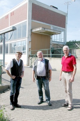 von links nach rechts: Heinrich Pegel von der Naturschutzstation, Oberdeich- und Obersielrichter Heiko Albers und Verbandsingenieur Adolf Wilken vor dem Sauteler Schöpfwerk