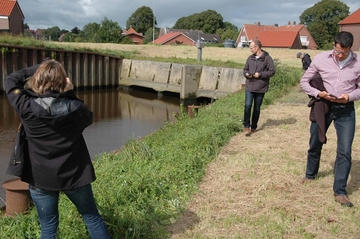 Anke Joritz (vorne links), Jeroen Huisman und Dr. Oliver-David Finch am Oldersumer Siel