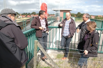 Diskutieren Möglichkeiten des Fischaufstiegs (von links: Heinrich Pegel, Dr. Oliver-David Finch, Jeroen Huisman, Peter Paul Schollema und Anke Joritz)