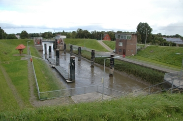 Schleuse im Ems-Seitenkanal bei Oldersum