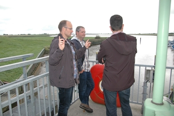 So groß sind die aufsteigenden Fische…? Jeroen Huisman im Gespräch mit Dr. Oliver-David Finch, im Hintergrund Peter Paul Schollema
