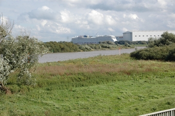 Abfahrbereites Kreuzfahrtschiff an der Papenburger Meyerwerft unterhalb des Vellager Altarms