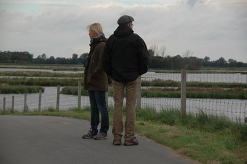 Katja Behm und Heinrich Pegel am Polder Holter Hammrich im Leda-Jümme-Gebiet