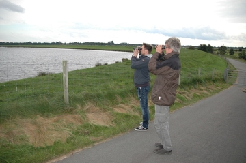 Den Fischadler im Blick: Thorsten Krüger und Dr. Markus Nipkow von der Vogelschutzwarte