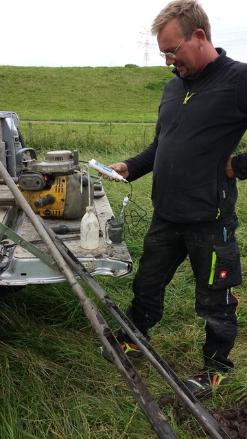 Sascha Ruba bei der chemisch-physikalischen Voruntersuchung, hier der pH-Wertmessung einer Probe