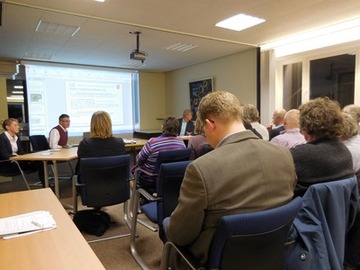 Edda Klose und Heinrich Pegel (links am Tisch) erläutern erste Erkenntnisse der Machbarkeitsstudie