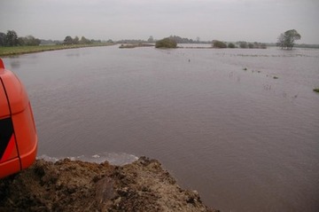 November 2012 – der alte Deich am Aper Tief bei Vreschen-Bokel ist geöffnet, die Tide kann ungehindert einschwingen; im Vordergrund steht noch der Bagger