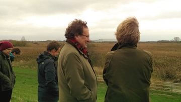 Mitglieder des Masterplan-Arbeitskreises „Wasserbauliche Maßnahmen“ beim Blick in das Naturschutzgebiet bei Vellage