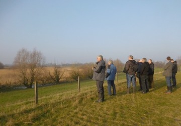 Teilnehmer des Info-Termins beim Blick in das Projektgebiet am Altarm Vellage (Foto: Birgit Rutenberg)