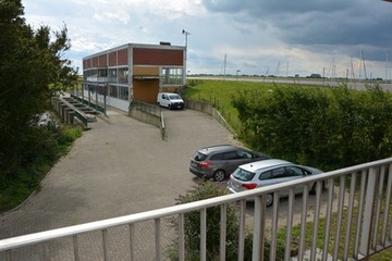 Blick vom Sielwärterhaus auf das Sauteler Siel und Schöpfwerk, hinten rechts die Bootsmarina an der Ems