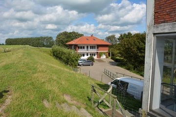 Sielwärterhaus hinterm Deich vom Siel/Schöpfwerk aus gesehen