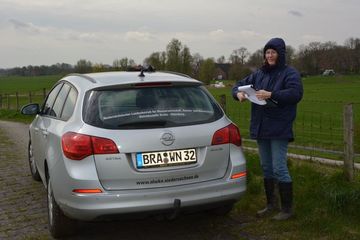 Susanne Wille vom regionalen Naturschutz der Betriebsstelle Brake-Oldenburg bei der Kartierung im Gelände