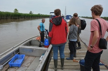 Foto 1: Treffpunkt Emsmarina Bingum: Die Ornithologen Sander Moonen, Dr. Helmut Kruckenberg und Marike Boekhoff sowie Anna Kroll am NLWKN-Boot mit Hartmut Sinning