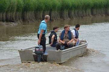 Foto 2: Kollege Hartmut Sinning setzt mit Helmut und Jonas Kruckenberg sowie Dietmar Meyer die erste Gruppe über.