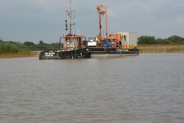 Foto 2: Der Schlepper „Kap Horn“ schiebt die Bohrplattform den Altarm hinauf.