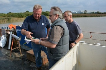 Foto 3: Kapitän Peter Janssen, Dieter de Vries, Gewässerkundler vom NLWKN Aurich und Geologe Uwe de Vries lokalisieren den nächsten Bohrpunkt.