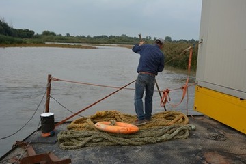 Foto 4: Steuermann Peter Rösing prüft die Wassertiefe.