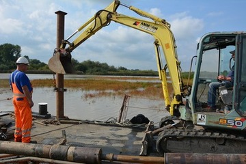 Foto 5: Der Ponton wird in Höhe der Probestelle mit zwei Standbeinen fixiert.