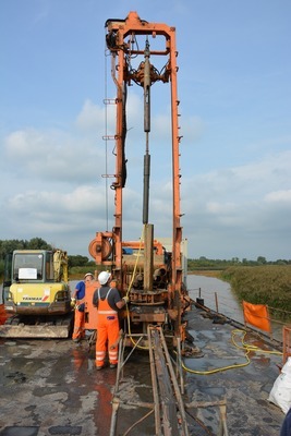 Foto 6: Der LKW mit Bohreinrichtung auf dem Ponton