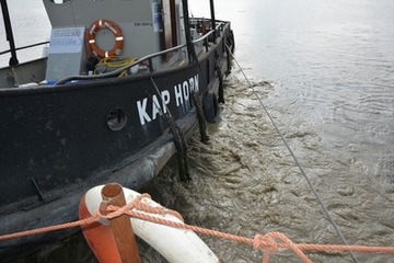 Foto 11: Der Schlepper schiebt den Ponton zum nächsten Bohrpunkt…