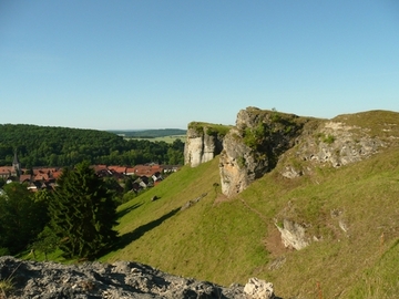 Felsformationen des Steinbergs mit Blick auf Scharzfeld