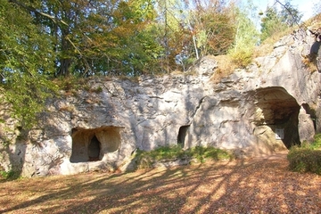 Vorplatz der Steinkirche im Westen des Steinbergs