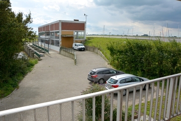 Blick auf Sauteler Siel und Schöpfwerk, hinten rechts die Bootsmarina an der Ems