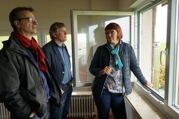 Grüne Landtagsabgeordnete im neuen Stationsgebäude, v. l. n. r.: Volker Bajus, Hans-Joachim Janßen und Meta Janssen-Kucz (Foto: Micha Halfwassen)
