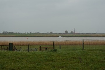 Blick vom künftigen Stationsgebäude auf die Unterems, im Hintergrund ist die alte Ziegelei bei Midlum zu sehen. (Foto: Micha Halfwassen)