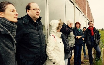 Grüne Landtagsabgeordnete am Sauteler Siel, v. l. n. r.: Miriam Staudte, Christian Meyer, Regina Asendorf, Meta Janssen-Kucz, Hans-Joachim Janßen (verdeckt), Filiz Polat und Volker Bajus (Foto: Micha Halfwassen)