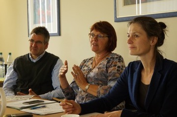 Im Gespräch über Maßnahmen an der Ems: Heinrich Pegel von der Naturschutzstation und die grünen Abgeordneten Meta Janssen-Kucz und Miriam Staudte. (Foto: Micha Halfwassen)