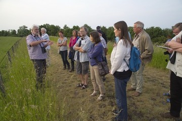 Foto 1: Peter Pauschert mit den Teilnehmern der Klausurtagung am Emsdeich bei Vellage